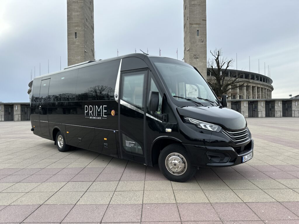Ein schwarzer VIP Bus des Unternehmens Prime Limousines in Berlin vor dem Olympiastadion.